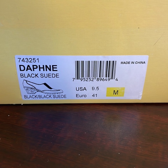 New in box Softspots Black Suede shoe - Picture 6 of 7